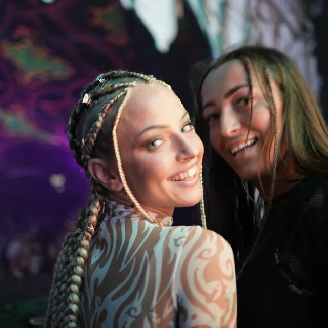 To smilende festivalgæster ved siden af scenen.